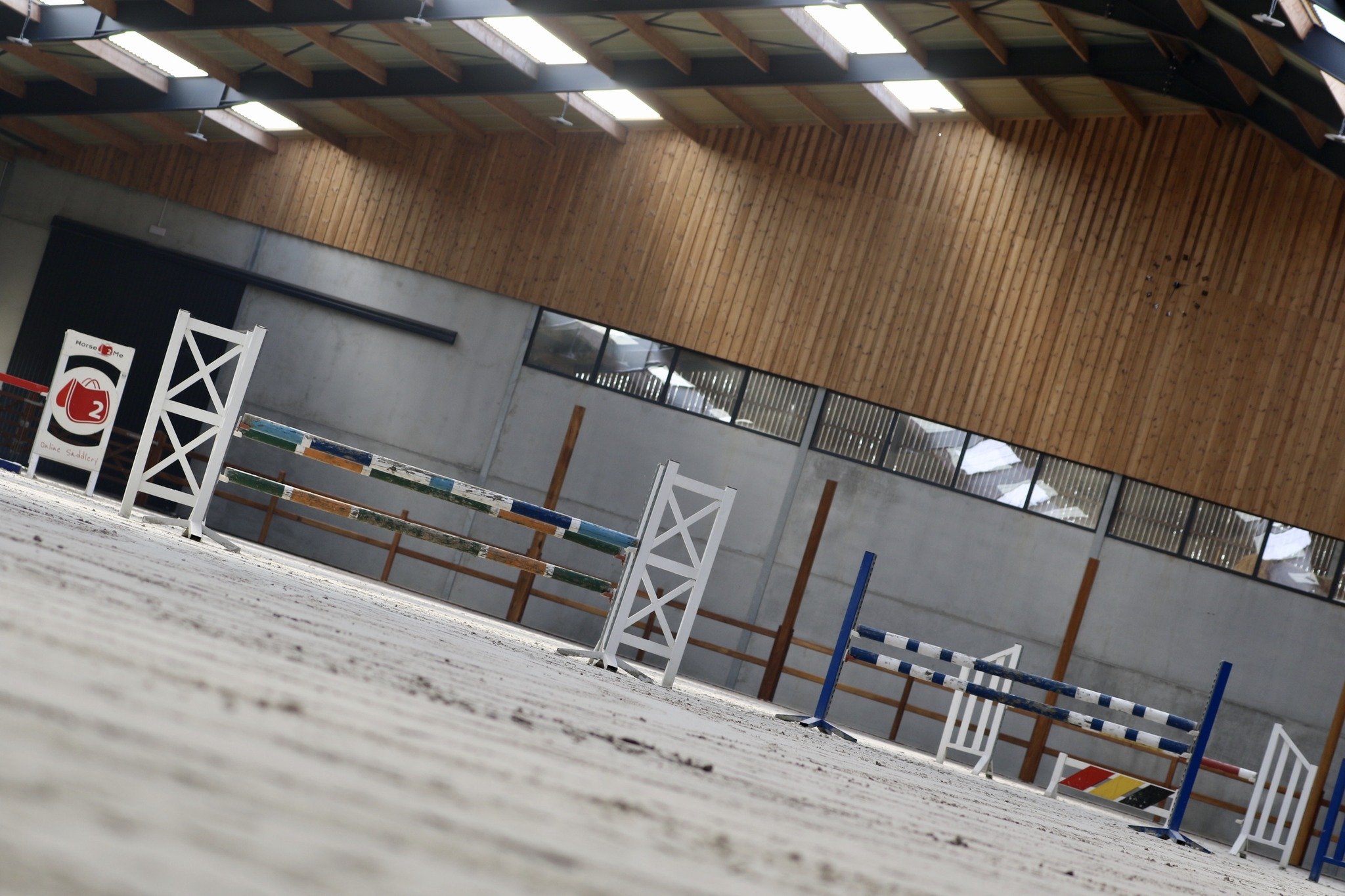 Indoorpiste Stal den Bisschop by DM.Equine